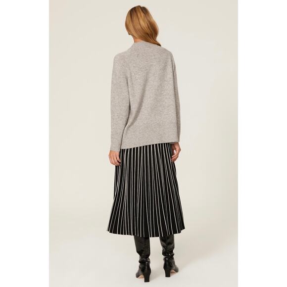 Victor Alfaro
Grey Mesh Front Sweater 💝 - Picture 2 of 11